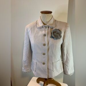 PERRY ELLIS.Elegant Cream Jacket with Floral Accent.
Size 4